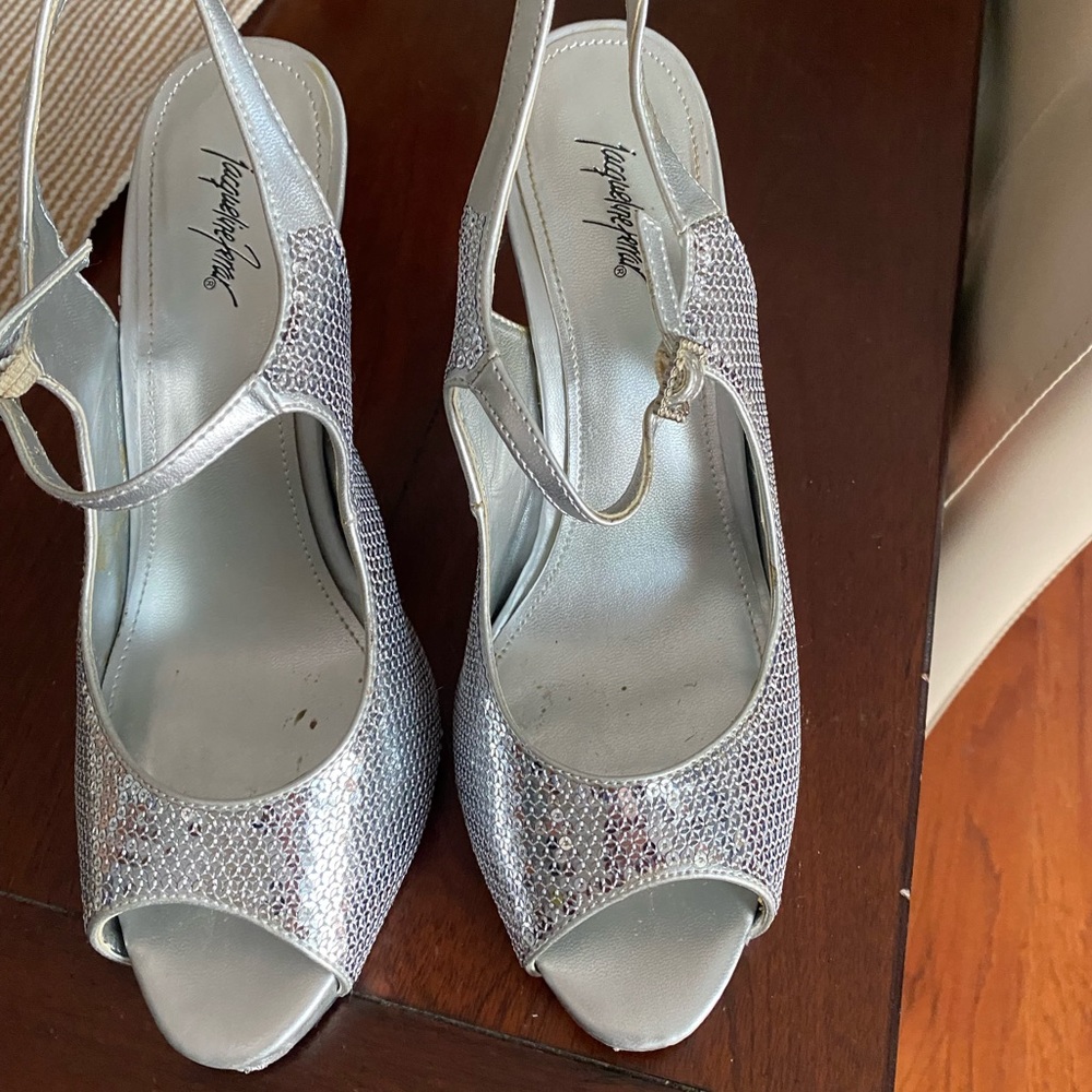 Sequenced peep toe heel